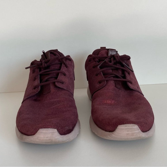 Nike Women’s Roshe One Sneakers - Picture 6 of 10